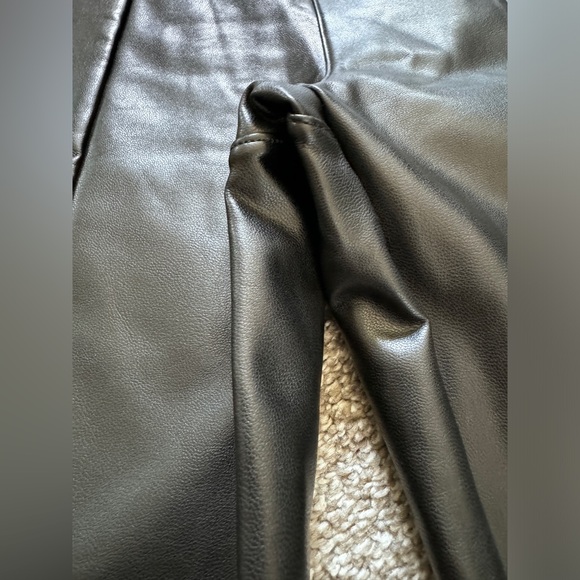 NWT ABERCROMBIE & FITCH Vegan leather flare leg split hem pants Black Small - Picture 5 of 10